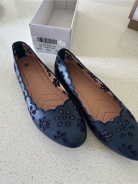 Women's Navy Floral Cutout Ballet Flats comfortable slip on wear 8.5 NIB